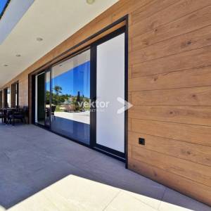 Labin, okolica, prizemnica sa dva stana i bazenom, novogradnja