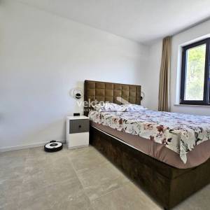 Labin, okolica, prizemnica sa dva stana i bazenom, novogradnja