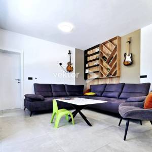 Labin, okolica, prizemnica sa dva stana i bazenom, novogradnja