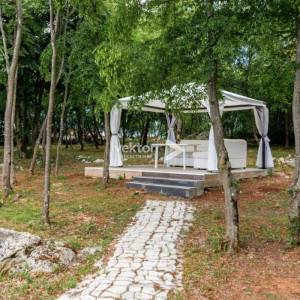 Labin, prizemnica s bazenom i 9.400m2 okućnice 