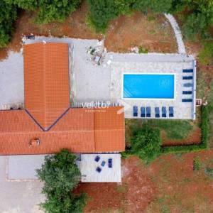 Labin, prizemnica s bazenom i 9.400m2 okućnice 