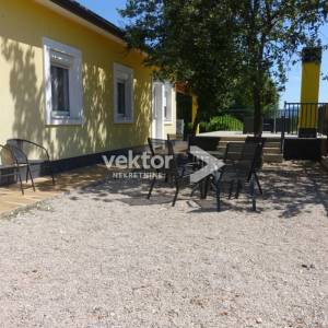 Labin, prizemnica s bazenom i 9.400m2 okućnice 