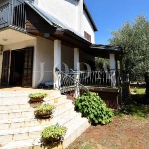 Lijepa kuća sa 3 stana,bazenom i gr.terenom,POREČ okolica