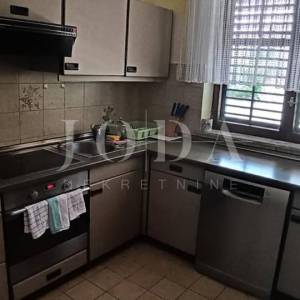 Lijepa kuća sa 3 stana,bazenom i gr.terenom,POREČ okolica