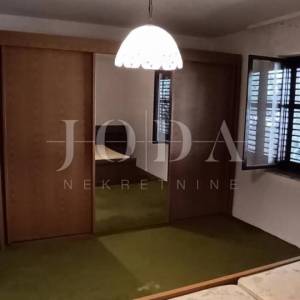 Lijepa kuća sa 3 stana,bazenom i gr.terenom,POREČ okolica