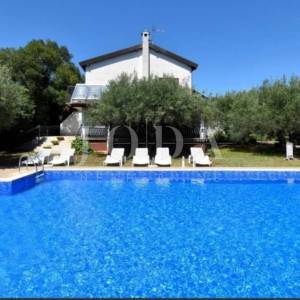 Lijepa kuća sa 3 stana,bazenom i gr.terenom,POREČ okolica