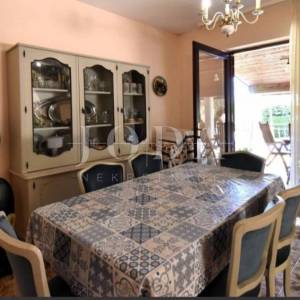 Lijepa kuća sa 3 stana,bazenom i gr.terenom,POREČ okolica