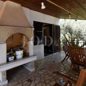 Lijepa kuća sa 3 stana,bazenom i gr.terenom,POREČ okolica