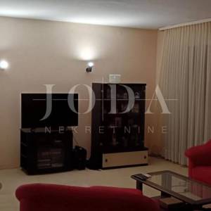 Lijepa kuća sa 3 stana,bazenom i gr.terenom,POREČ okolica