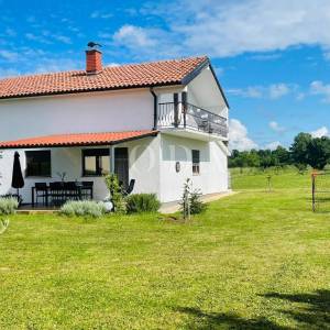 Lijepa opremljena kuća sa 4 građ.parcele 4.200m2,LOBORIKA