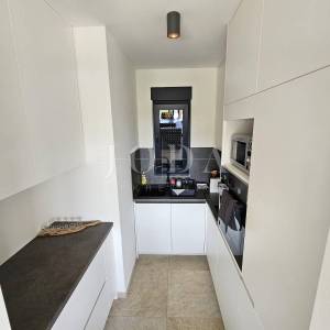 Lijepa prizemnica sa bazenom,TINJAN okolica