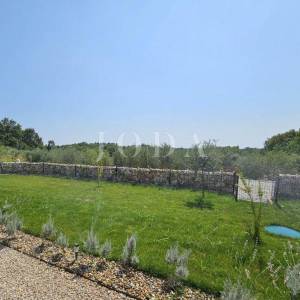 Lijepa prizemnica sa bazenom,TINJAN okolica