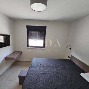 Lijepa prizemnica sa bazenom,TINJAN okolica