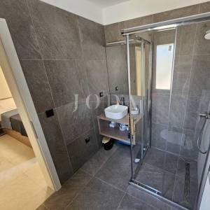 Lijepa prizemnica sa bazenom,TINJAN okolica