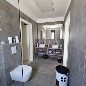 Lijepa prizemnica sa bazenom,TINJAN okolica