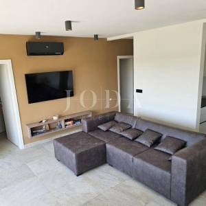 Lijepa prizemnica sa bazenom,TINJAN okolica