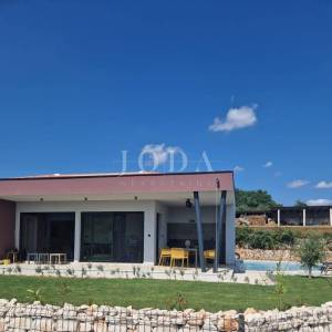 Lijepa prizemnica sa bazenom,TINJAN okolica