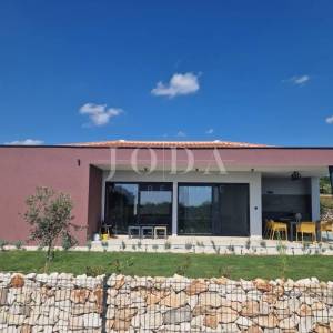 Lijepa prizemnica sa bazenom,TINJAN okolica