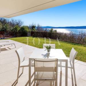 Luksuzna kuća u 1. redu do mora