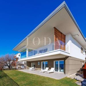 Luksuzna kuća u 1. redu do mora