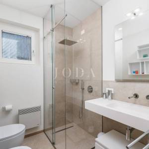 Luksuzna kuća u 1. redu do mora