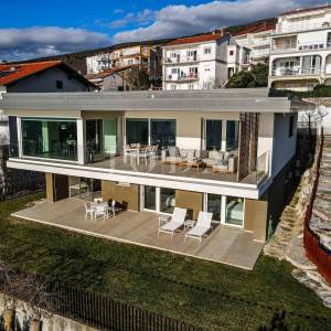 Luksuzna kuća u 1. redu do mora