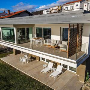 Luksuzna kuća u 1. redu do mora