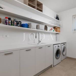 Luksuzna kuća u 1. redu do mora