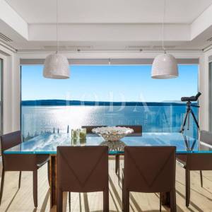 Luksuzna kuća u 1. redu do mora