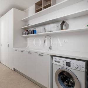 Luksuzna kuća u 1. redu do mora