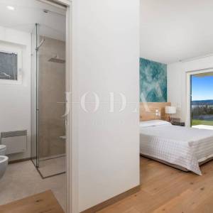 Luksuzna kuća u 1. redu do mora