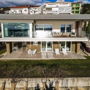 Luksuzna kuća u 1. redu do mora