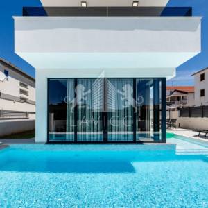 Luksuzna moderna kuća s bazenom i pogledom na more – Vrsi