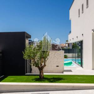 Luksuzna moderna kuća s bazenom i pogledom na more – Vrsi