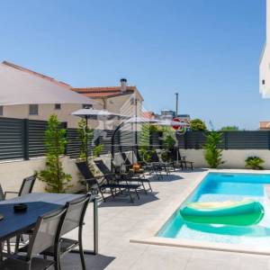 Luksuzna moderna kuća s bazenom i pogledom na more – Vrsi