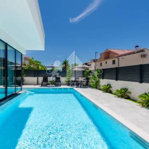 Luksuzna moderna kuća s bazenom i pogledom na more – Vrsi