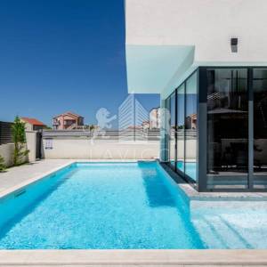 Luksuzna moderna kuća s bazenom i pogledom na more – Vrsi
