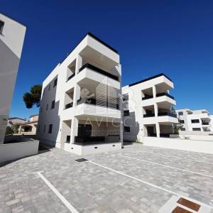 Luksuzni penthouse s krovnom terasom - Vir, Jadro