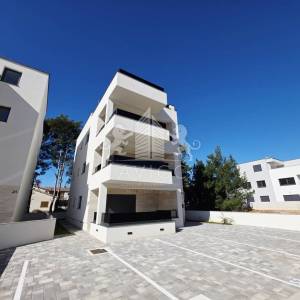 Luksuzni penthouse s krovnom terasom - Vir, Jadro