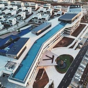 Luksuzni resort s krovnim infinity bazenom!