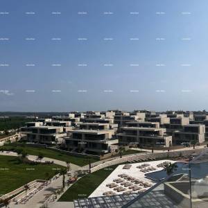 Luksuzni resort s krovnim infinity bazenom! Prodaja stana s pogledom na more i parkirnim mjestom! Umag!