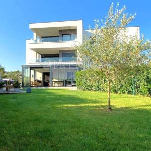 Malinska – apartman s dvije jedinice i okućnicom, blizu mora