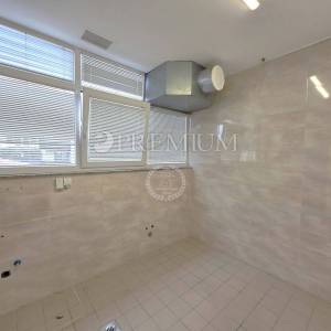 Malinska, najam poslovnog prostora, centar!