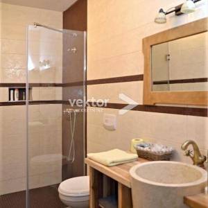 Malinska, Porat, dvije dvojne kamene kuće s bazenom