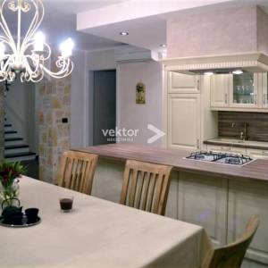 Malinska, Porat, dvije dvojne kamene kuće s bazenom