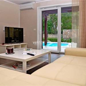 Malinska, Porat, dvije dvojne kamene kuće s bazenom