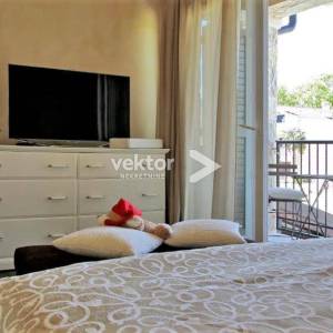 Malinska, Porat, dvije dvojne kamene kuće s bazenom