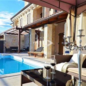 Malinska, Porat, dvije dvojne kamene kuće s bazenom