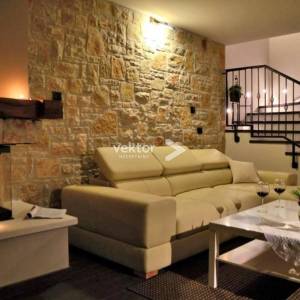 Malinska, Porat, dvije dvojne kamene kuće s bazenom