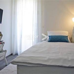 Malinska, Porat, dvije dvojne kamene kuće s bazenom